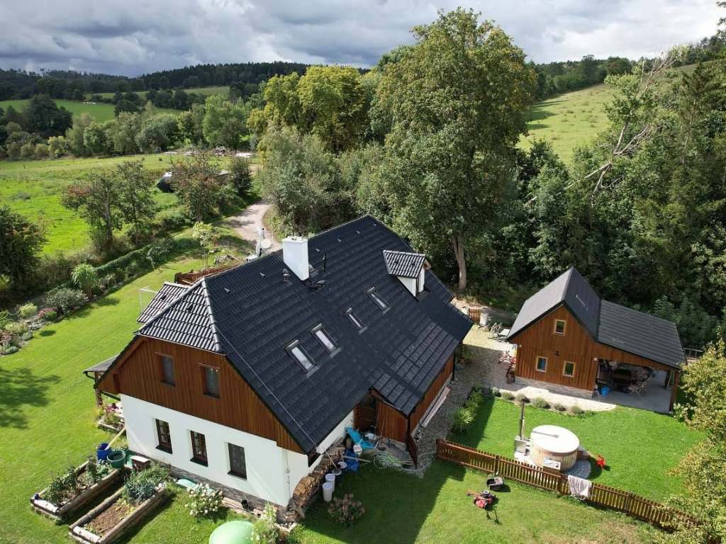Letecký pohled na penzion a okolní krajinu Vysočiny